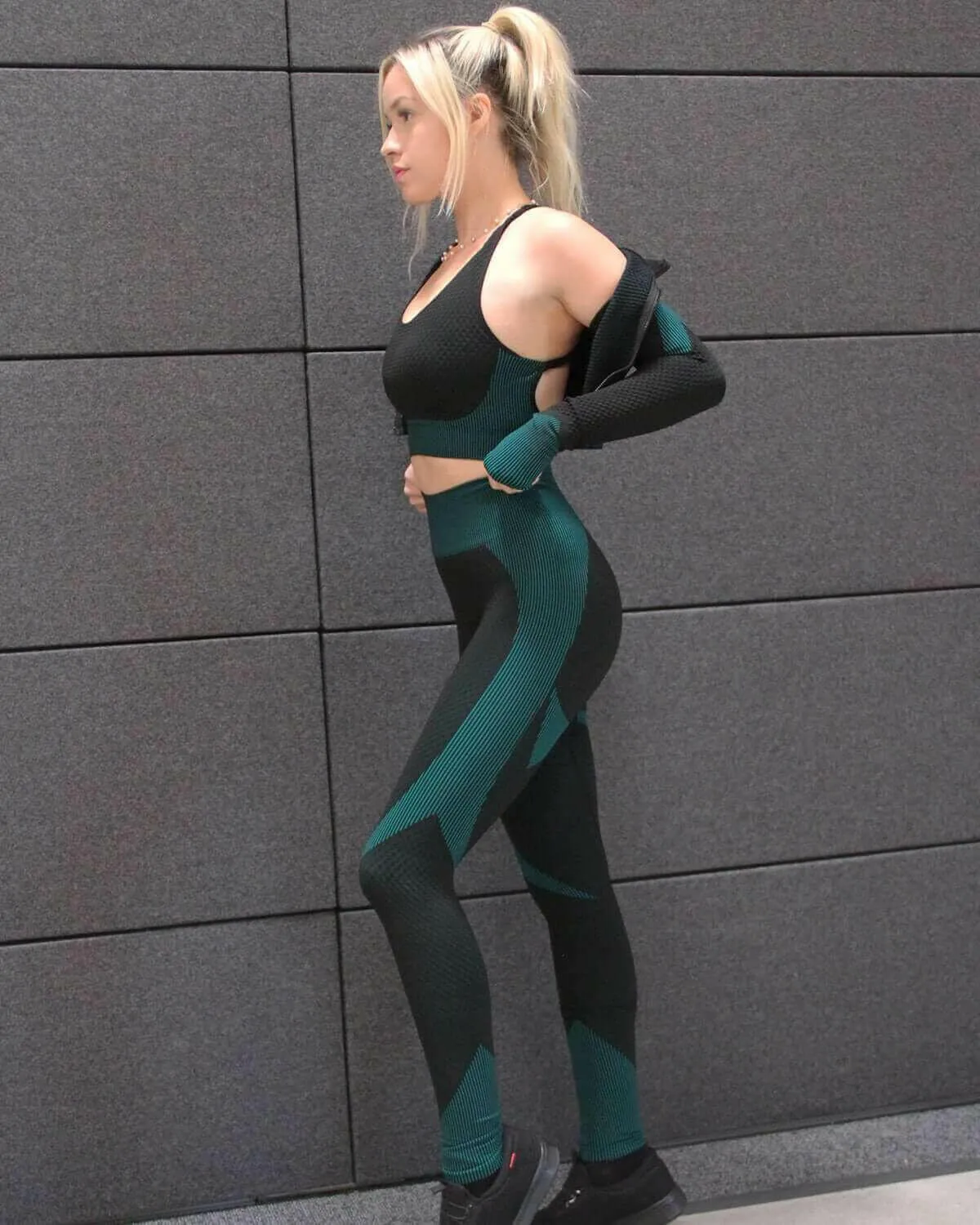 Trois Seamless Leggings & Sports Top 2 Set - Black with Teal Blue